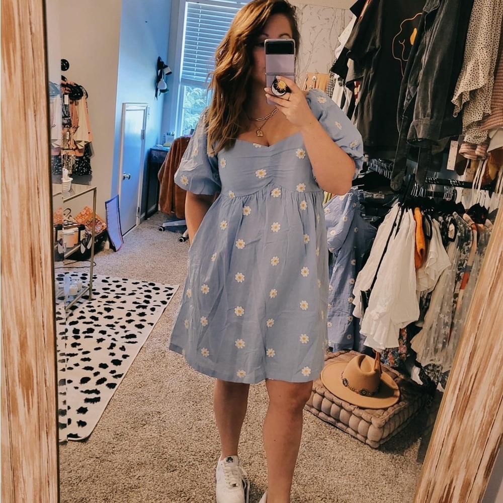 New! Cute flower dress with puffy sleeves.